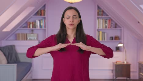 mujer india relajándose y respirando mucho