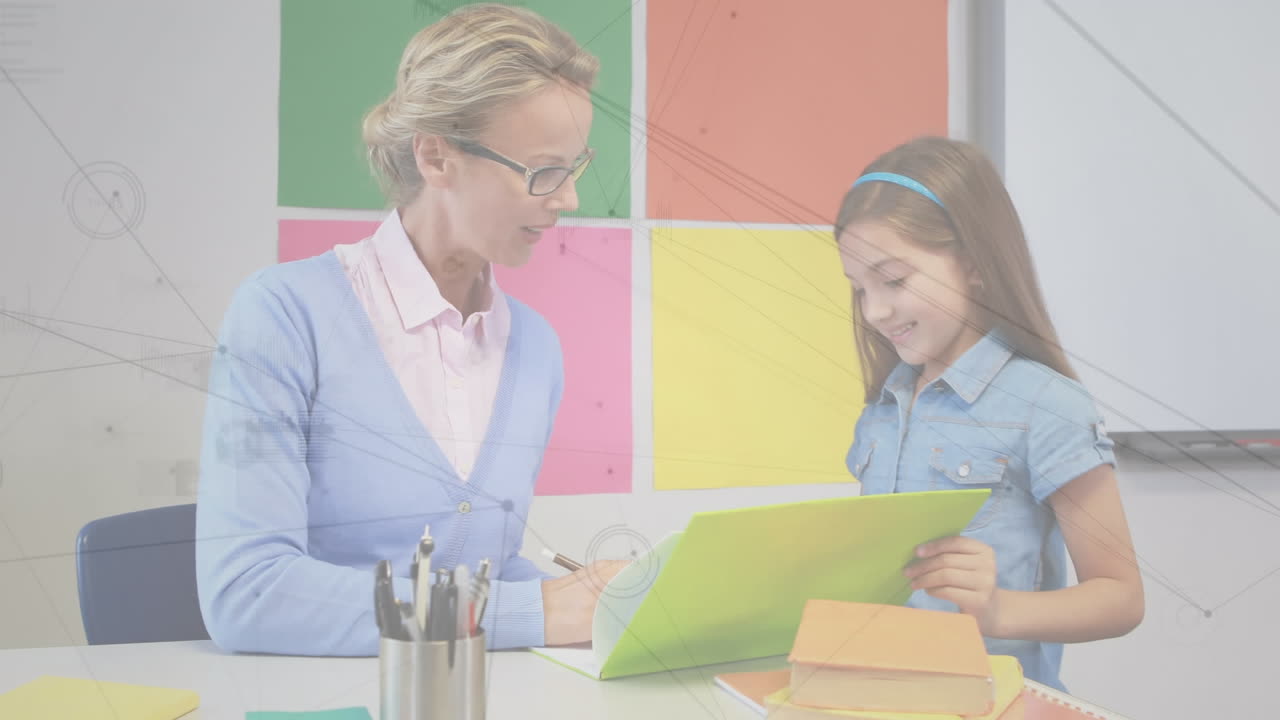 animación de la red de conexiones y procesamiento de datos sobre una feliz estudiante caucásica y un maestro