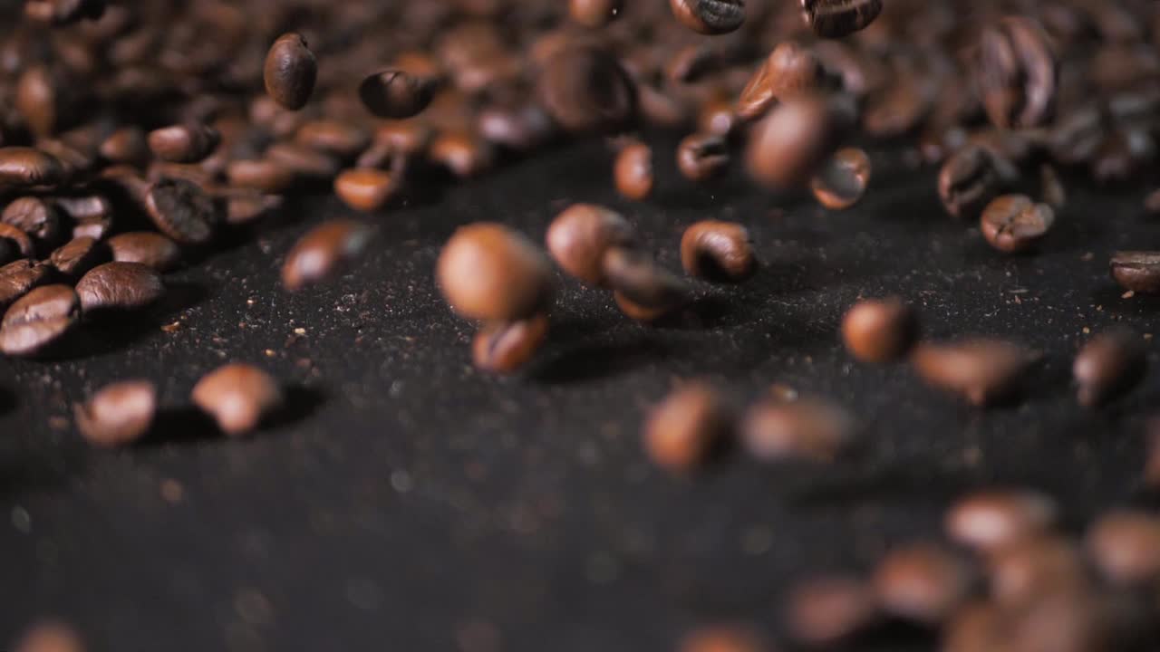 棕色的咖啡豆在盘子上跳舞