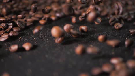 los granos de café marrones bailan en una bandeja