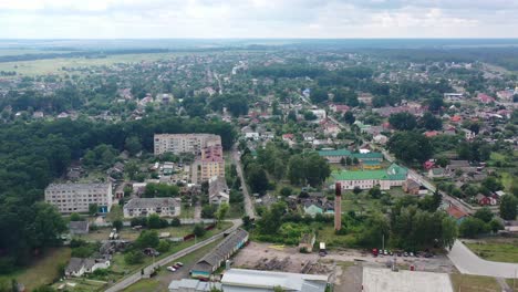 drone aéreo de edificios y casas de la ciudad de klevan en rivne oblast ucrania