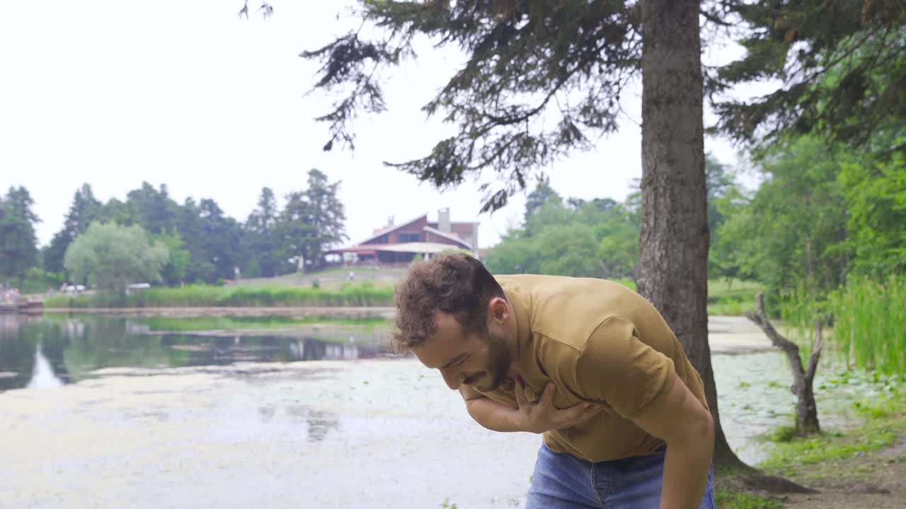 숲에서 달리는 동안 심장이  ⁇ 여있는 사람.