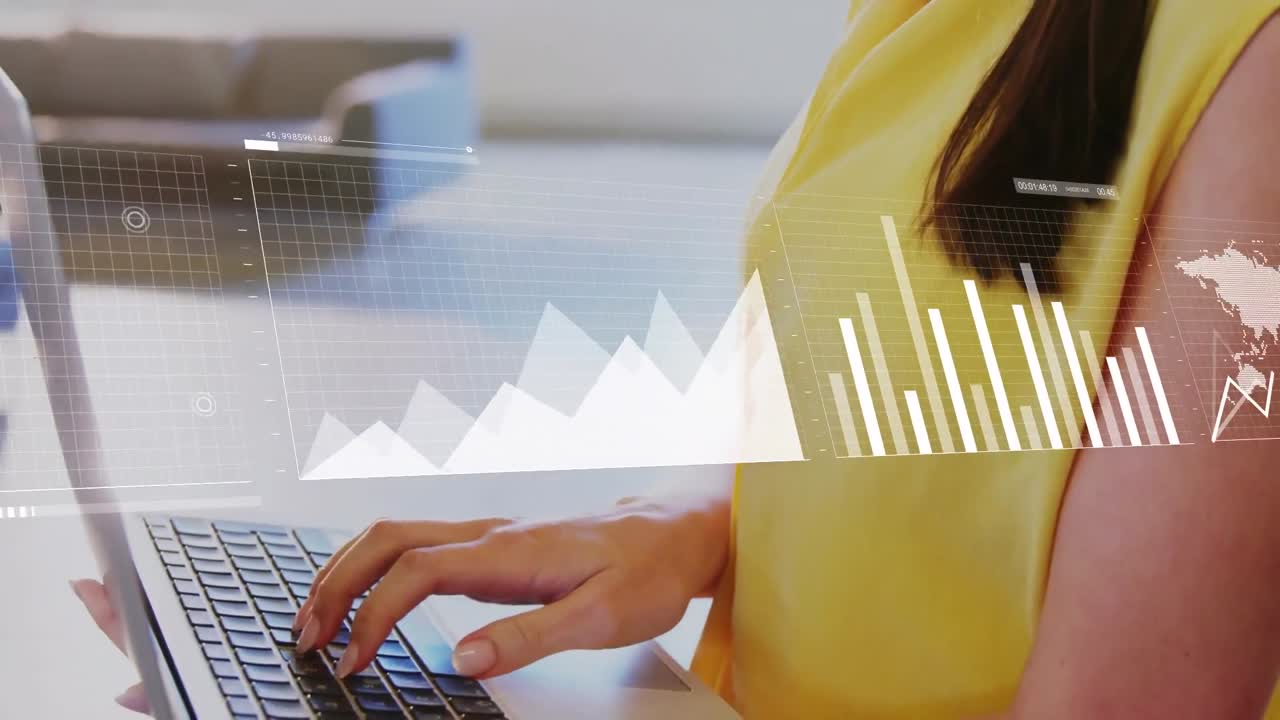 animación de gráficos, barra de carga y mapa sobre mujer caucásica trabajando en computadora portátil en la oficina