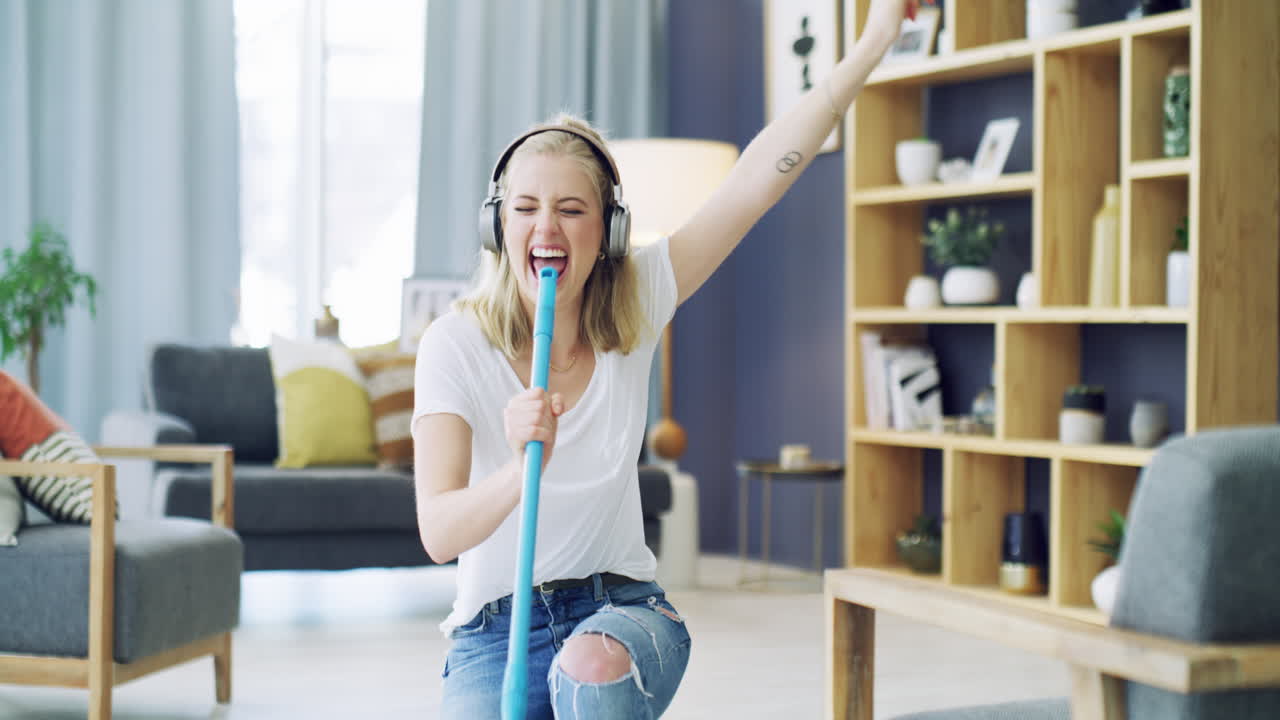 음악은 집안일을 지루하게 만 ⁇ 니다.