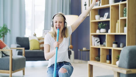 la música quita el aburrimiento de las tareas domésticas
