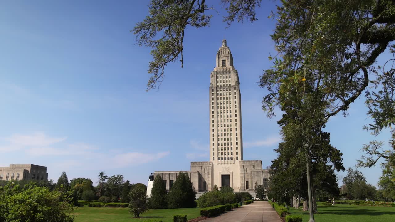 루이지애나 주 바톤 루즈의 루이지애나 주 의회 건물에서 나무와 함께 앞으로 걸어가는 짐발 비디오
