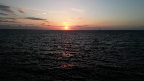 hermosa puesta de sol sobre el horizonte atlántico en la costa de cornwall, reino unido