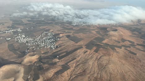 isla de lanzarote, islas canarias , vista lateral de un paisaje volcánico tomada desde una cabina de un avión a 2000 m de altura