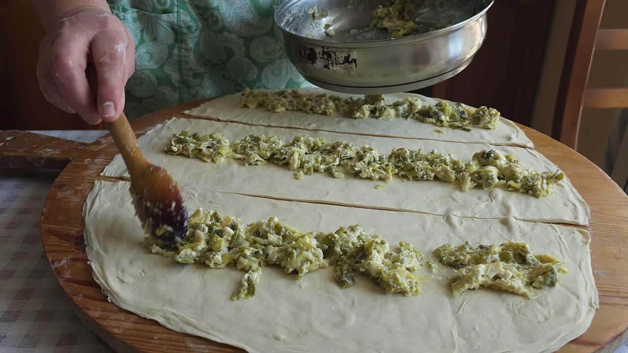 la abuela llenando la masa de la tarta con ingredientes deliciosos, apreciando la artesanía culinaria tradicional de los balcanes