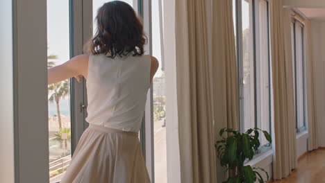 hermosa mujer de viaje bailando en una habitación de hotel divirtiéndose celebrando las vacaciones de verano disfrutando de un estilo de vida de vacaciones despreocupado