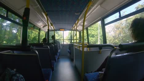 Mujer-Viajando-En-Autobús-4k