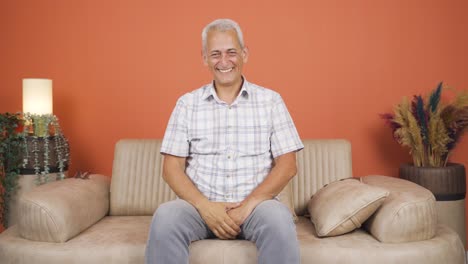 el hombre saludando a la cámara.