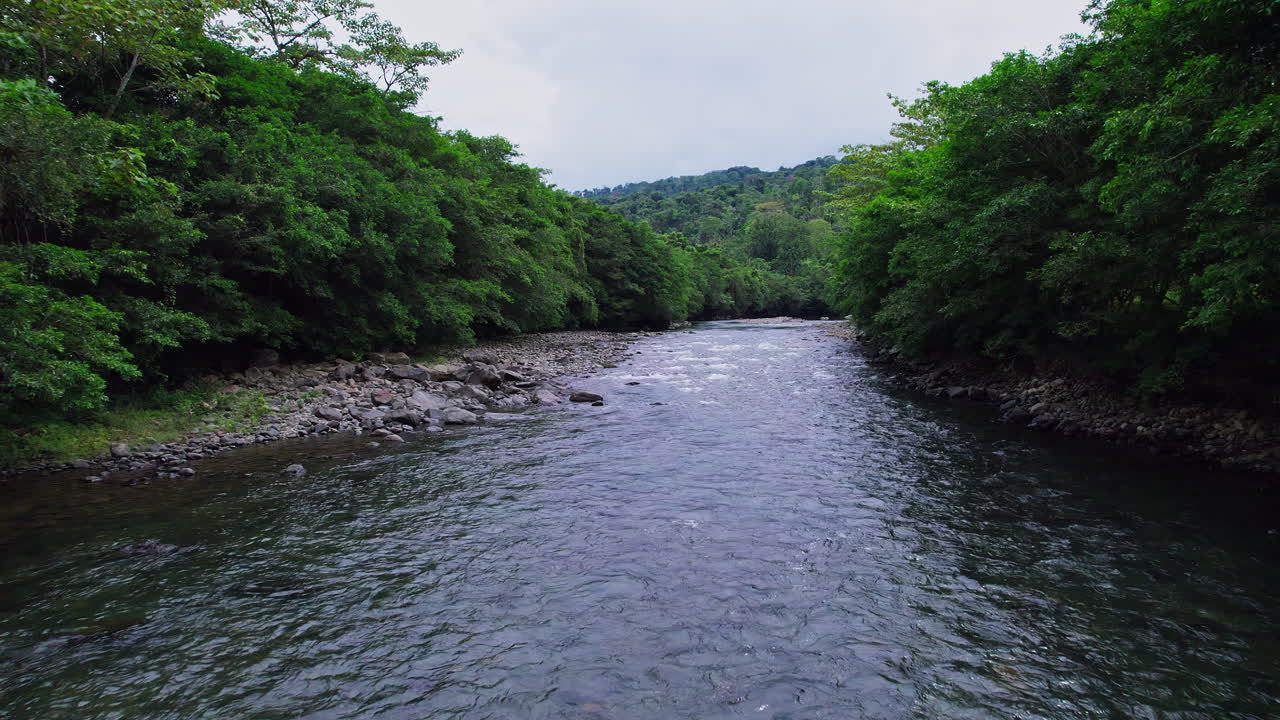 sobrevuelo de drones del río caloveborita en el distrito de santa fe en la provincia de veraguas, panamá