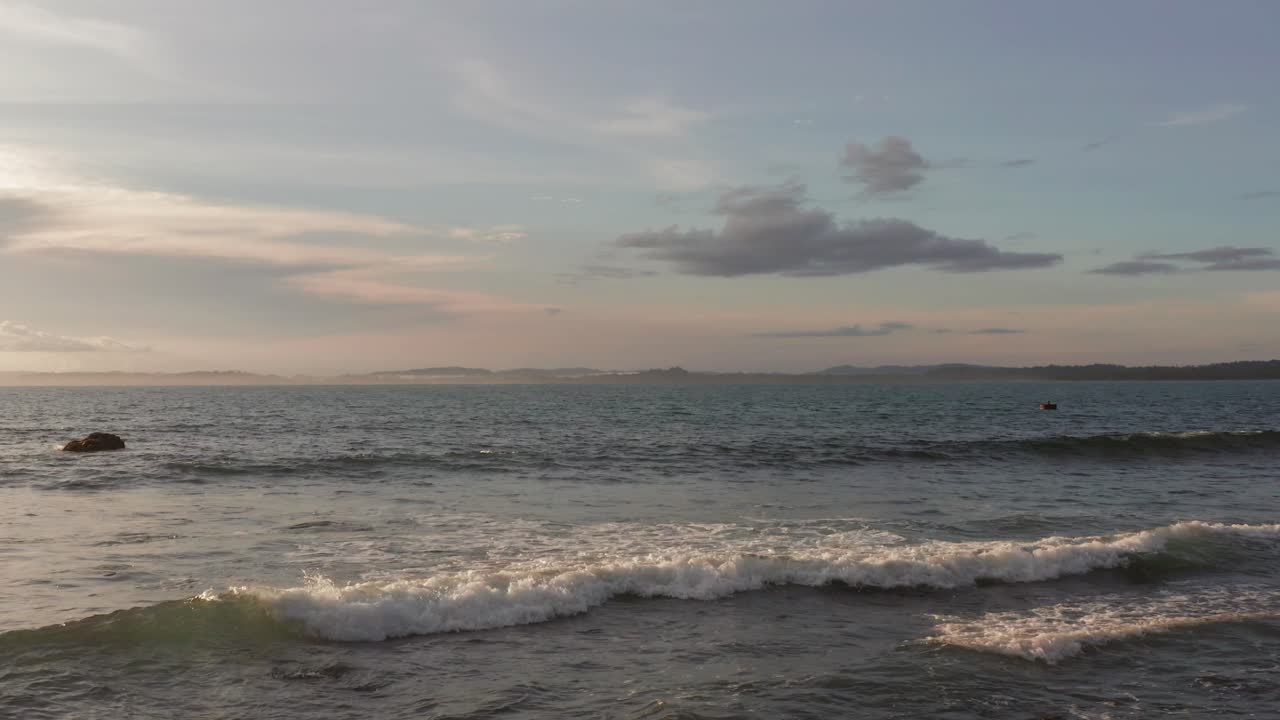 바위 같은 멘타와이 섬 해변에서 부서지는 바다 위의 공중 비행