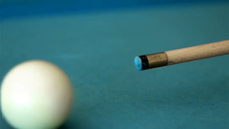 ball wird beim billardspielen geschossen