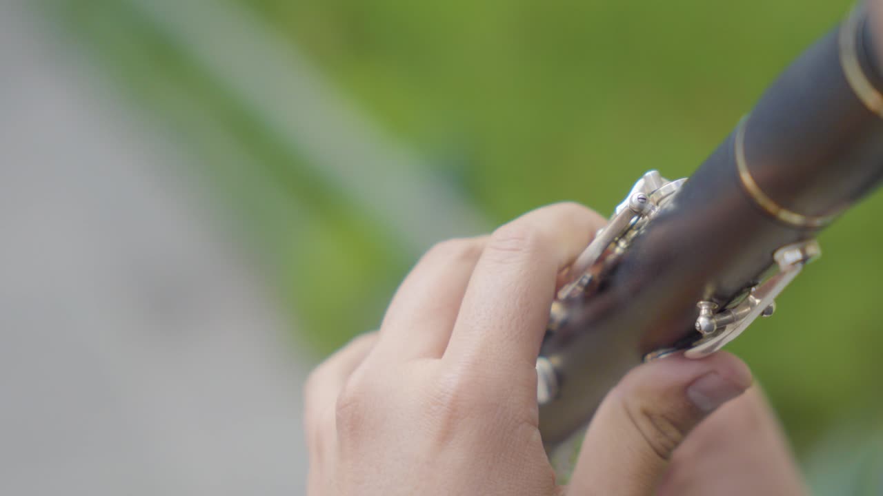 리 ⁇ 적인 클라리넷 마법, 손과 음악이 동기화되어