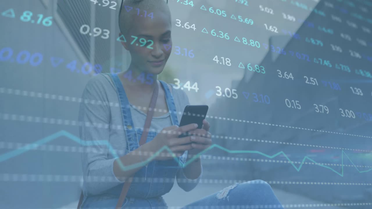 animazione di tavolo commerciale multicolore su capelli corti donna biraciale che chatta usando il cellulare