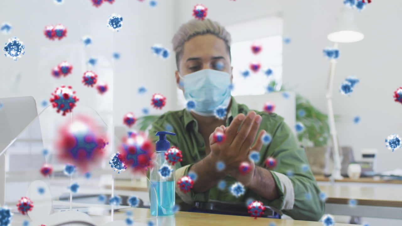 animación de células de covid-19 flotando con un hombre desinfectando las manos en la oficina usando máscaras faciales