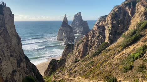 Ursa-Beach,-Una-Hermosa-Playa-Aislada-De-Arena-Con-Muchos-Acantilados-Y-Rocas