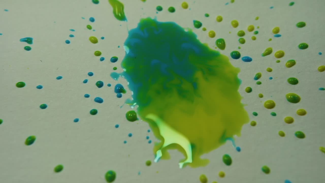 mezcla de tinta azul con gotitas amarillas en papel de dibujo creando una textura colorida abstracta