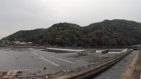 Riego-Por-La-Antigua-Presa-De-Desvío-Kadono-Ooi-En-El-Río-Katsura,-Kioto