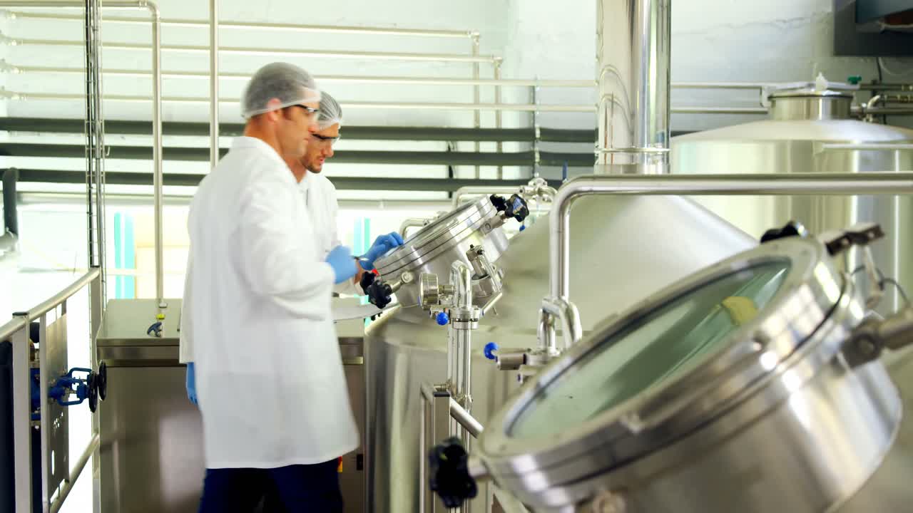 dos cerveceros manteniendo el registro en el clipboard 4k