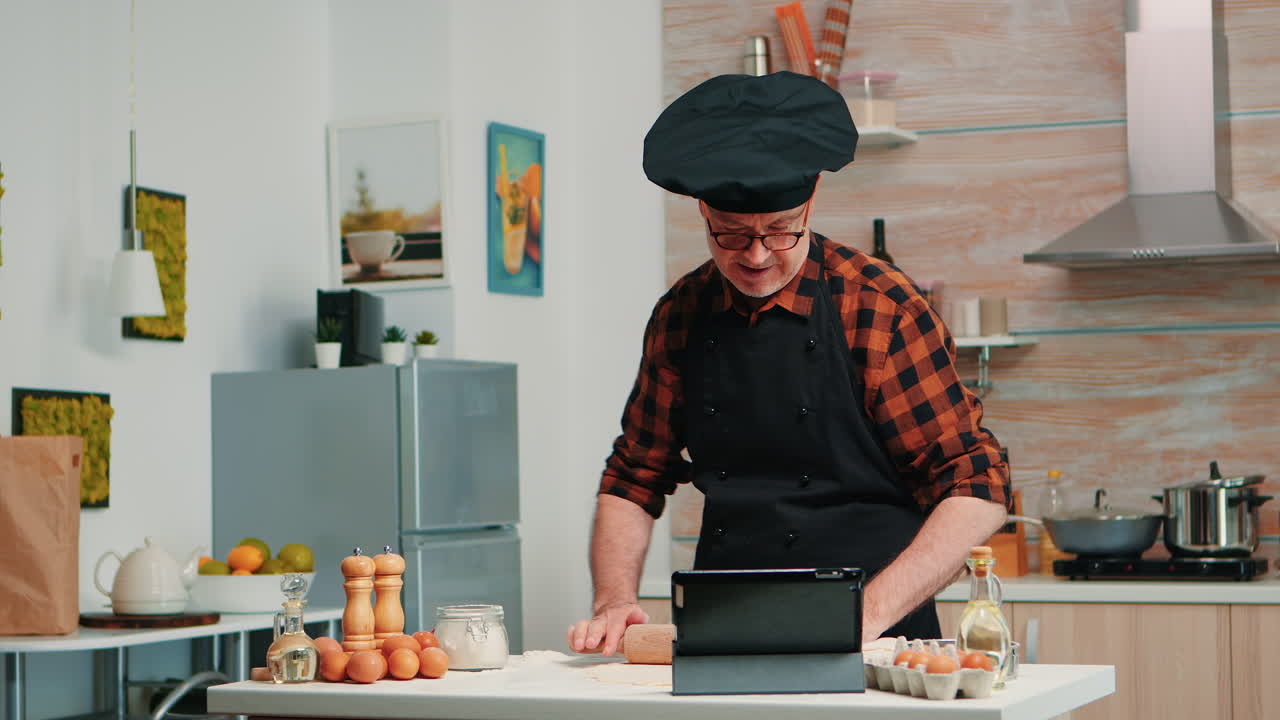 abuelo aprendiendo a cocinar pizza en casa