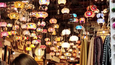 Elegante-Tienda-De-Lámparas-Con-Una-Mezcla-De-Colores,-Cristal-Y-Estilo-árabe