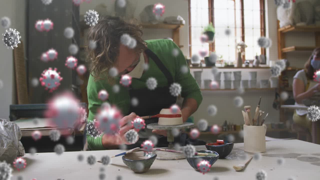 animación de células de virus sobre el hombre caucásico con máscara facial formando cerámica