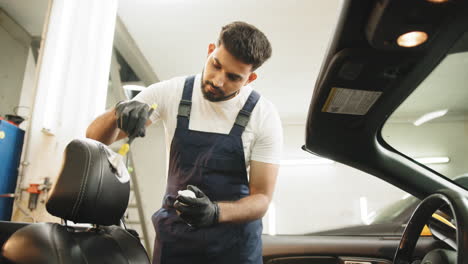 limpieza del interior del automóvil por un profesional