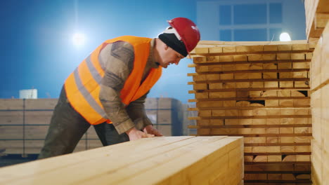 un grupo de trabajadores mueve listones de madera en stock