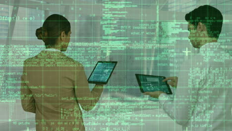 animación del procesamiento de datos sobre hombres y mujeres de negocios que usan tabletas