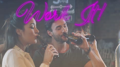 animación de trabajo rosa es texto de neón sobre diversos amigos bebiendo cervezas en la fiesta