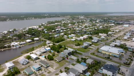 Neighborhood-in-Gulf-Shores,-Alabama-with-drone-video-moving-in