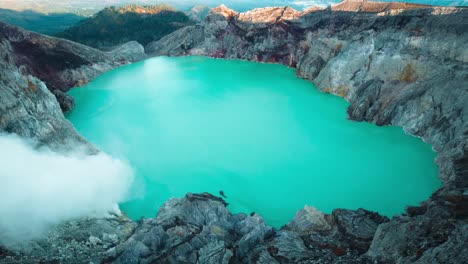 Ein-Aktiver-Vulkan-Mit-Einem-Babyblauen-See-Darin,-Das-Ist-Der-Berg-Ijen-In-Indonesien