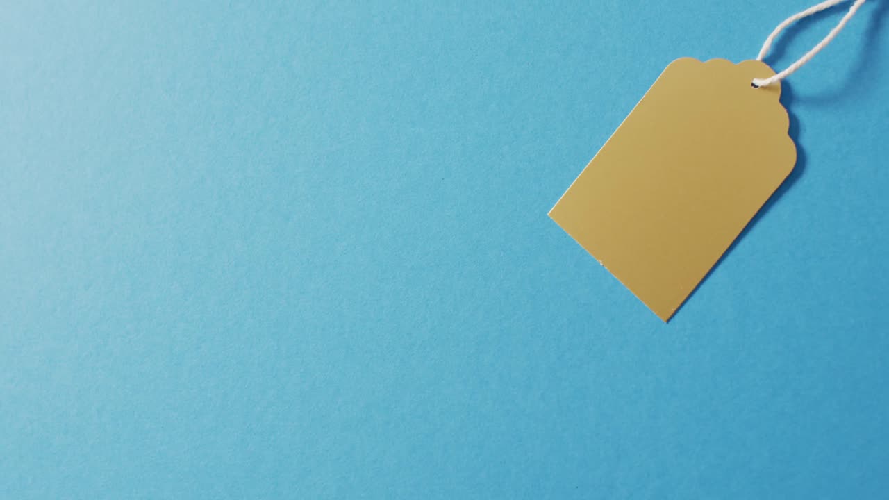 etiqueta de venta amarilla y cuerda sobre fondo azul con espacio de copia