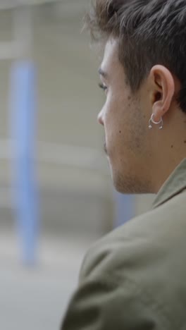 perfil en primer plano de un joven