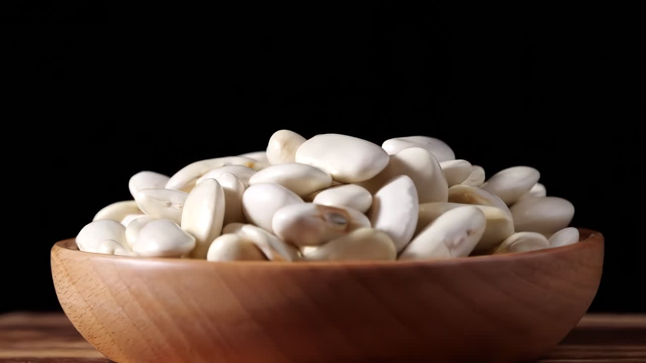 다양한 색의 다양한 원시 건강한 곡물 음식, 다양한 곡물, 곡물, 콩, 콩류는 광고 개념을 위해 목조 장식으로 회전됩니다.