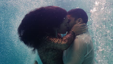 romantic-couple-kissing-underwater-in-swimming-pool-wearing-clothes-young-people-in-love-enjoying-intimate-kiss-lovers-submerged-in-water-floating-with-bubbles-in-passionate-intimacy