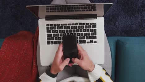 hombre caucásico usando su teléfono