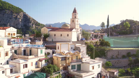 pintoresco pueblo costero italiano