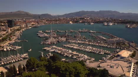 Eine-Wunderschöne-Luftaufnahme-Der-Stadt-Split