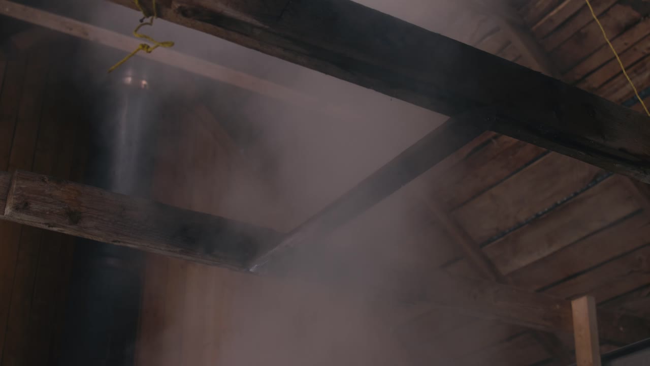 пар, поднимающийся из испарителя - сок кленового дерева, кипятившийся до кленового сиропа внутри сахарной хижины