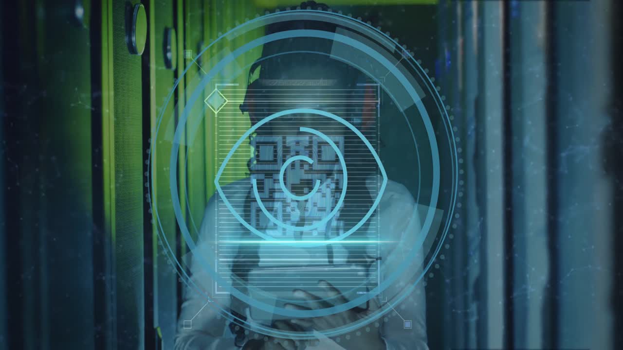 animación del procesamiento de datos sobre una trabajadora afroamericana en la sala del servidor