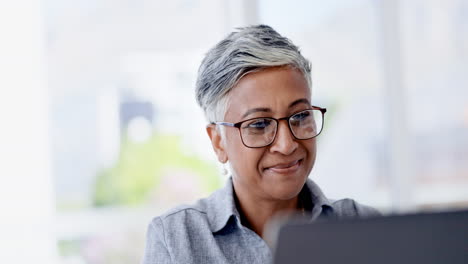 Mujer-Satisfecha-O-Feliz-En-La-Computadora-De-Negocios