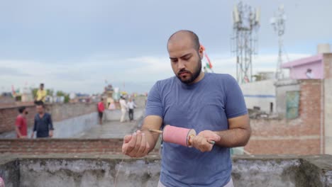 hombre indio preparándose para volar la cometa