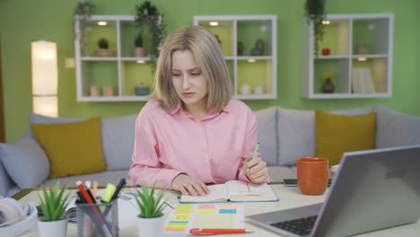 una estudiante universitaria olvidando su lección y tratando de recordar. problema de olvido.