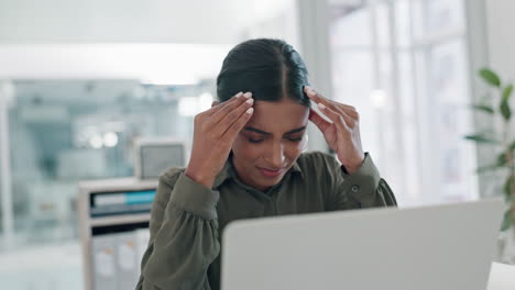 Kopfschmerzen,-Stress-Und-Geschäftsfrau-Im-Büro