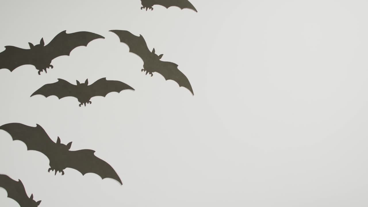 несколько иконок летучей мыши с копировальным пространством на сером фоне