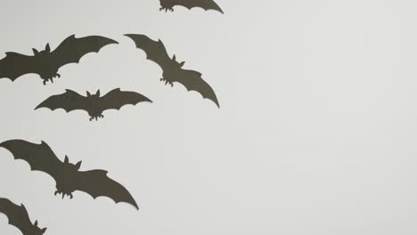 Mehrere-Halloween-Fledermaus-Symbole-Mit-Kopierraum-Auf-Grauem-Hintergrund